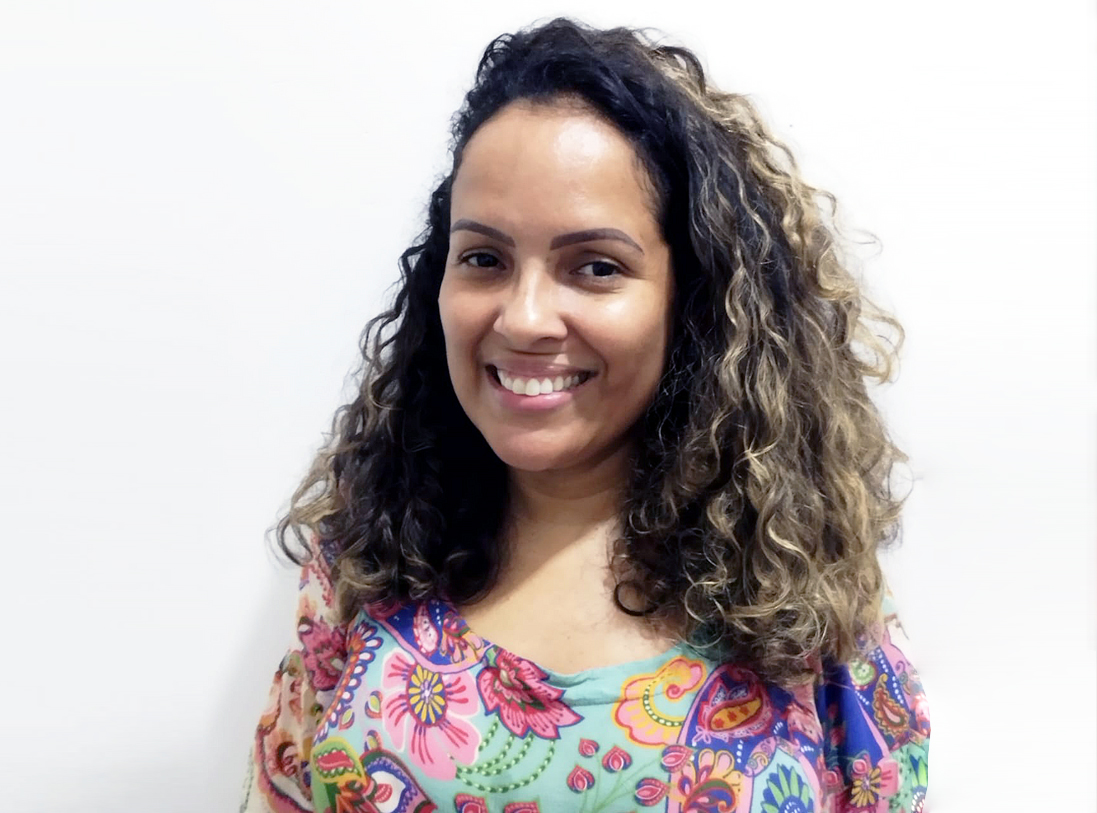 Psicóloga Clínica Adriana Linhares - CRP.: 05/39811 Olá! Sou Adriana Linhares, Psicóloga Clínica com especialização em demandas generalistas como ansiedade, depressão, entre outras. Meu foco de atendimento é em adolescentes e adultos, buscando oferecer um espaço acolhedor e de cuidado para aqueles que buscam melhorar sua saúde mental e emocional. Especializações: Minha especialidade voltada para a Psicologia Jurídica em geral me permite compreender de forma mais profunda questões relacionadas a relacionamentos abusivos, dependência emocional, violência doméstica e adolescentes em conflito com lei. Trabalho de forma integrada, considerando não apenas os aspectos emocionais, mas também legais e sociais. Atributos: Como mulher brasileira, mãe, moradora do Rio de Janeiro, entendo a importância da empatia e da sensibilidade no meu trabalho. Busco sempre oferecer um atendimento humanizado, respeitando a individualidade e as particularidades de cada pessoa que atendo. Marque Sua Consulta: Se você está em busca de um espaço seguro para lidar com suas questões emocionais e psicológicas, marque sua consulta comigo. Estou aqui para ajudá-lo a encontrar o equilíbrio e a qualidade de vida que você merece. Doenças tratadas: Ansiedade Depressão Dependência Emocional Relacionamentos abusivos Violência Doméstica Relacionamentos entre pais, filhos e família. E outros desafios emocionais e psicológicos.