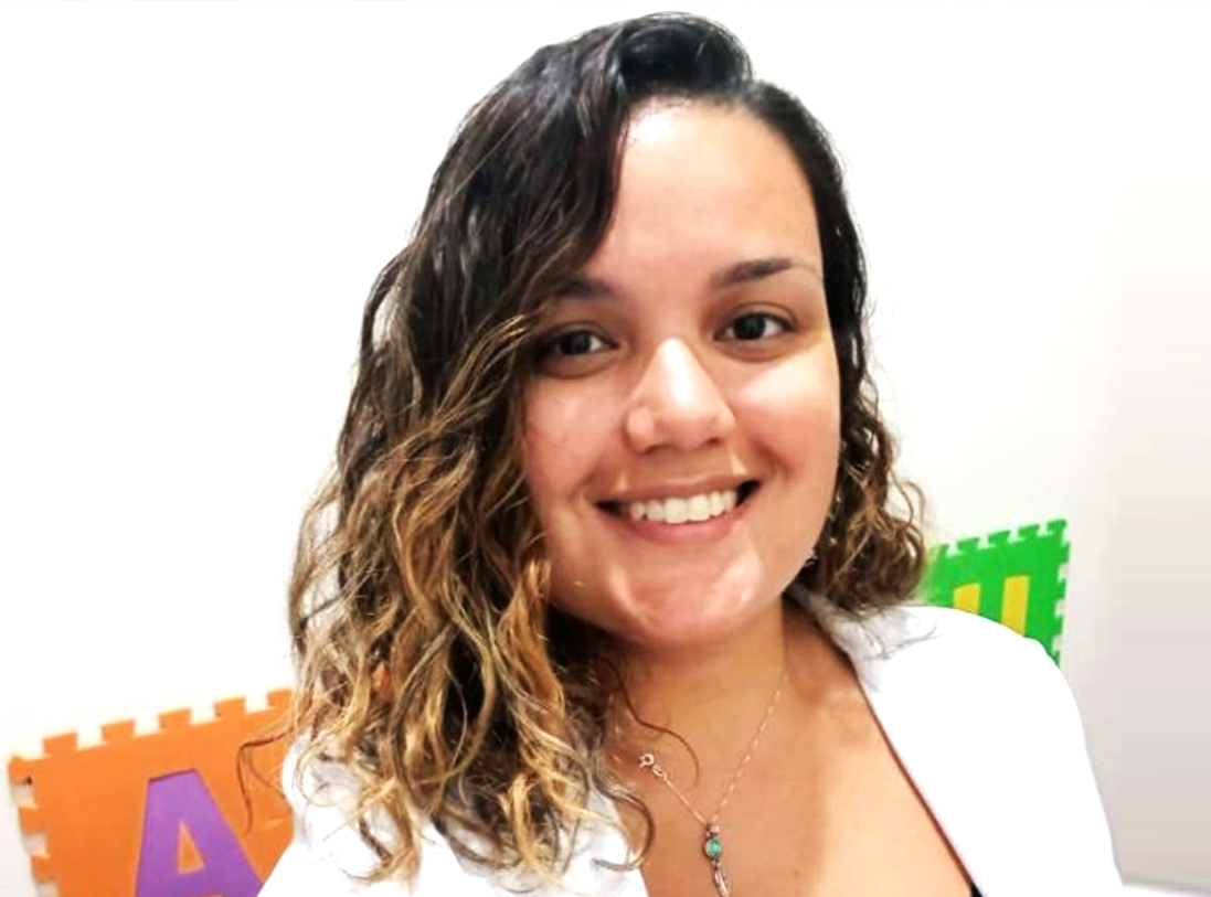 Psicóloga Clínica, Psicopedagoga e Psicomotricista Caroline Lago - CRP.: 05/45583. Olá! Sou Caroline Lago, Psicóloga Clínica, Psicopedagoga e Psicomotricista, com especialização em demandas generalistas como ansiedade, depressão, entre outras. Meu foco de atendimento é em crianças, adolescentes e adultos, buscando oferecer um espaço acolhedor e de cuidado para aqueles que buscam melhorar sua saúde mental e emocional. Especializações: Minha especialização em Psicopedagogia e Psicomotricidade me permite compreender de forma mais ampla as dificuldades de aprendizagem e desenvolvimento, além de trabalhar com metodologias como ABA. Trabalho de forma integrada, considerando não apenas os aspectos emocionais, mas também cognitivos e neurológicos. Atributos: Eu Caroline Lago como mulher brasileira, mãe, moradora do Rio de Janeiro, entendo a importância da empatia e da sensibilidade no meu trabalho. Busco sempre oferecer um atendimento humanizado, respeitando a individualidade e as particularidades de cada pessoa que atendo. Marque Sua Consulta: Se você está em busca de um espaço seguro para lidar com suas questões emocionais e psicológicas, marque sua consulta comigo. Estou aqui para ajudá-lo a encontrar o equilíbrio e a qualidade de vida que você merece. Algumas questões e comprometimentos tratados por Caroline Lago: Ansiedade Autismo Depressão TDAH Entre outras