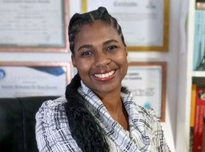 Psicóloga Clínica e Neuropsicológica Iracema Bernardo CRP.: 05/40819 Como Psicóloga Clínica, atuo exclusivamente com adultos, oferecendo um espaço acolhedor e de apoio para lidar com questões específicas relacionadas à obesidade, compulsão alimentar, pré, trans e pós cirurgia bariátrica, compulsão alcoólica, compulsão por compras e transtornos alimentares em geral. Especialidades: Minha abordagem é especializada em questões que envolvem a relação com a alimentação e comportamentos compulsivos. Trabalho de forma individualizada e empática, buscando compreender profundamente as questões emocionais e comportamentais que estão por trás desses desafios, auxiliando na busca por um equilíbrio saudável e sustentável. Atributos: Iracema Bernardo é mulher, negra, brasileira e moradora do Rio de Janeiro. "Minha experiência e especialização nessa área me permitem oferecer um atendimento cuidadoso e personalizado, respeitando a singularidade de cada pessoa que busca o meu apoio". Marque Sua Consulta: Se você busca apoio para lidar com questões relacionadas à alimentação e comportamentos compulsivos, estou aqui para ajudar. Marque sua consulta e dê o primeiro passo em direção a uma relação mais saudável e equilibrada com a comida e consigo mesmo.