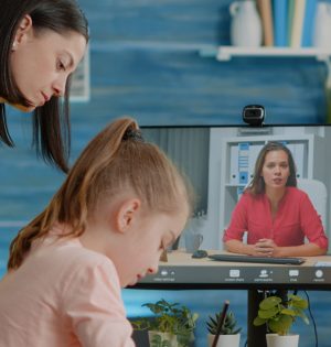 Professora em sessão de terapia online para professores