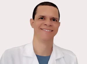 Psicólogo Clínico Allan Abreu - CRP.: 05/69733. Sou Allan Abreu, Psicólogo Clínico, pós-graduando em Psicologia na Saúde. Atendo adultos e idosos e utilizo nas sessões a Terapia Cognitivo-Comportamental. Sempre considero de extrema importância as expectativas e as necessidades específicas de cada pessoa, durante a psicoterapia. Tenho experiência em neuropsicologia e atendimentos psicológicos de adultos e idosos, nos setores de Saúde Mental e de Geriatria no Sistema Único de Saúde (SUS) e também na clínica particular. Minha experiência possibilita atender pessoas idosas, com síndromes geriátricas (condições clínicas que limitam a qualidade de vida), doenças neurodegenerativas, como a doença de Alzheimer e outras demências e a doença de Parkinson. Assim como, pacientes adultos e idosos, seus familiares, acompanhantes e cuidadores, com diversas questões emocionais, como ansiedade e depressão. Atributos: Comparo o processo terapêutico a uma caminhada, que pode ser de curta, média ou longa duração. Tenho como objetivo estar ao seu lado nessa trajetória, independente da distância que será percorrida, para lhe auxiliar na direção do seu autoconhecimento, rumo a uma melhor qualidade de vida e saúde mental, sempre respeitando as suas individualidades. Especializações: Ansiedade Depressão Distúrbios do sono Estresse Fobias Luto Procrastinação Síndrome de Burnout Sobrecarga do cuidador Transtorno Bipolar Transtorno de Ansiedade Generalizada (TAG) Transtorno de Déficit de Atenção e Hiperatividade (TDAH) Transtorno de Estresse pós-traumático (TEPT) Transtornos de Personalidade Transtorno Obsessivo-Compulsivo (TOC) Marque Sua Consulta: Se você está em busca de um espaço seguro para lidar com suas questões emocionais e psicológicas, marque sua consulta comigo. Estou aqui para ajudá-lo a encontrar o equilíbrio e a qualidade de vida que você merece.