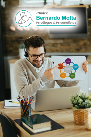 Você não precisa escolher sua profissão no escuro. A orientação vocacional — ou orientação profissional, como é mais conhecida hoje — é uma ferramenta essencial para quem quer tomar decisões com mais clareza e segurança. Se você está prestes a fazer o ENEM, em busca do primeiro emprego, ou simplesmente repensando sua carreira, essa é a hora de olhar pra dentro. Com a ajuda de um psicólogo especializado, você vai identificar seus talentos, suas paixões, seus valores e entender melhor o que combina com você e com o mercado de trabalho. A escolha da profissão não precisa ser um peso. Pode ser um passo leve, consciente e cheio de sentido.